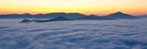 Весняний схід сонця над туманом — стокове фото
