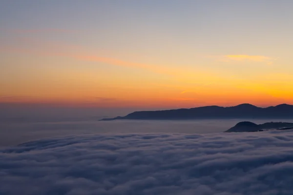 Montagne sopra la nebbia — Foto Stock