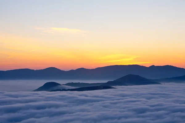 Jarní svítání nad mlhu — Stock fotografie