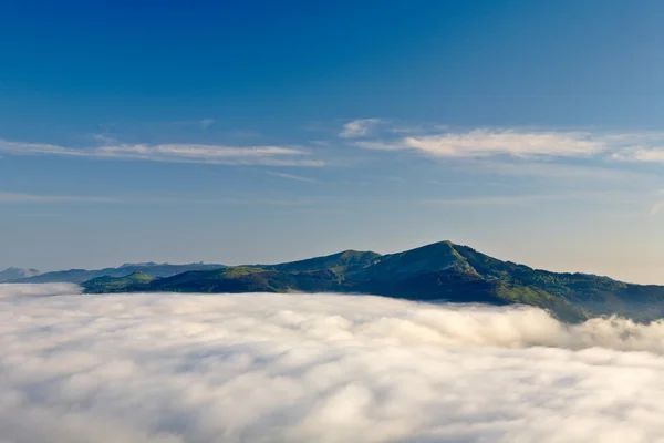Βουνά πάνω από την ομίχλη — Φωτογραφία Αρχείου