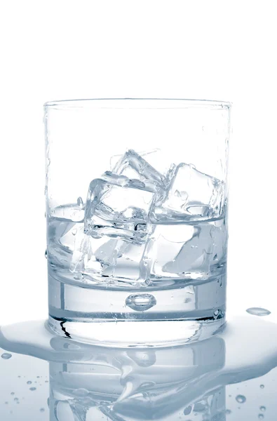 氷のキューブと水 — ストック写真
