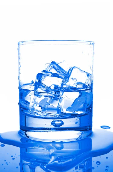 Вода з кубиками льоду — стокове фото