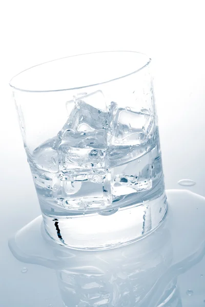 Acqua minerale con cubetti di ghiaccio — Foto Stock