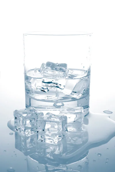 Água mineral com cubos de gelo — Fotografia de Stock