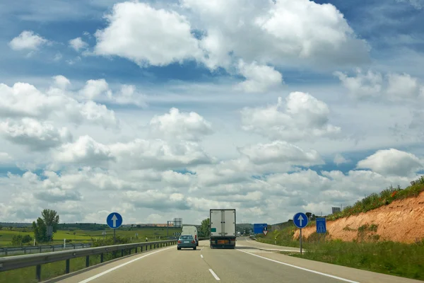 LKW auf der Autobahn — Stockfoto