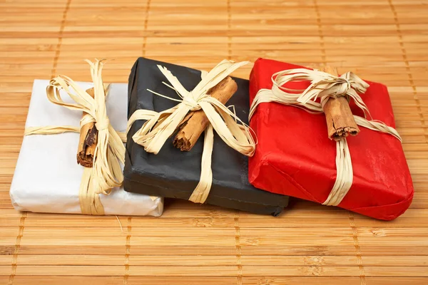 Tre regali sul tappetino di bambù — Foto Stock