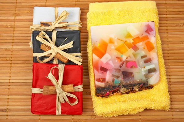 Tres regalos y jabón de frutas —  Fotos de Stock