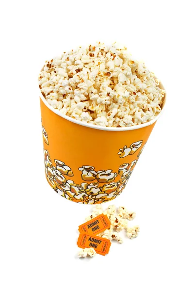 Popcorn-Eimer und Tickets — Stockfoto