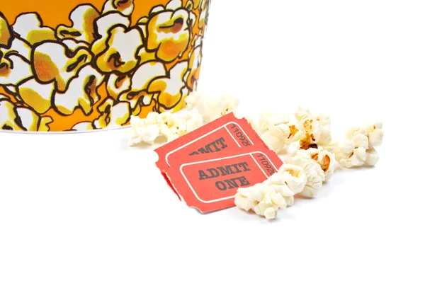 Dva lístky a popcorn kbelík — Stock fotografie
