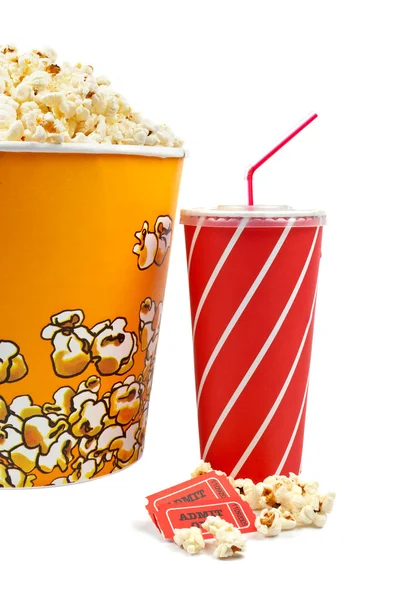 Popcorn kbelík, lístky a soda — Stock fotografie