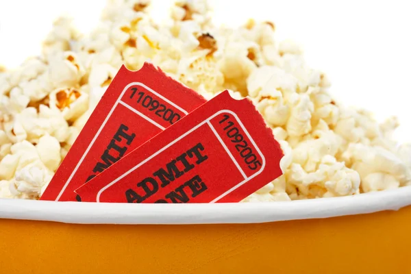 Detail letenky a popcorn — Stock fotografie