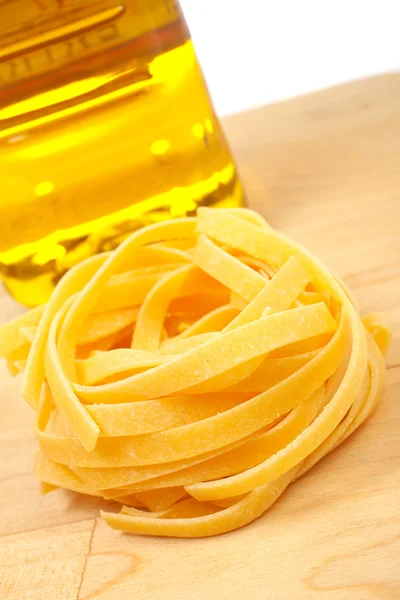 Ongekookte pasta nest en olie — Stockfoto