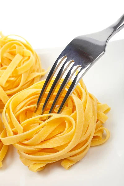 Ongekookte pasta nesten en vork — Stockfoto