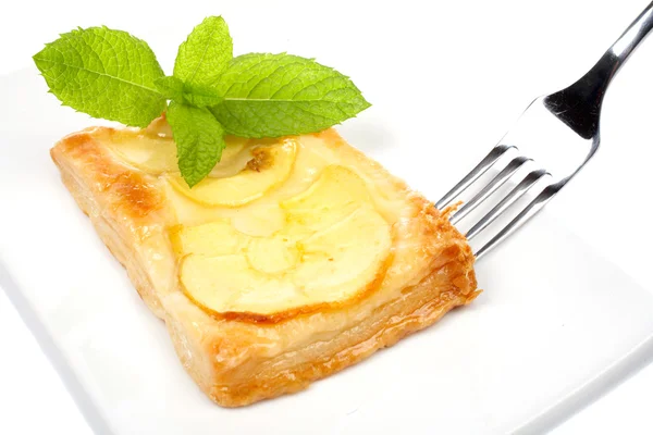Garfo e torta de maçã em um prato — Fotografia de Stock