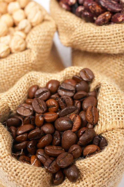 Saco de arpillera con café — Foto de Stock