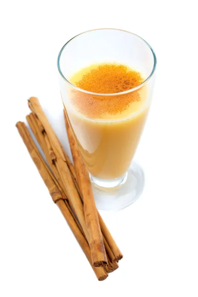 Vanilla milkshake and sticks of cinnamon — Stock Photo, Image