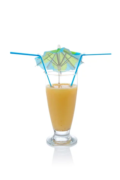 Ванильный коктейль с зонтиком и соломинкой — стоковое фото
