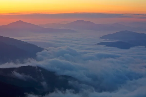 Горы над туманом — стоковое фото