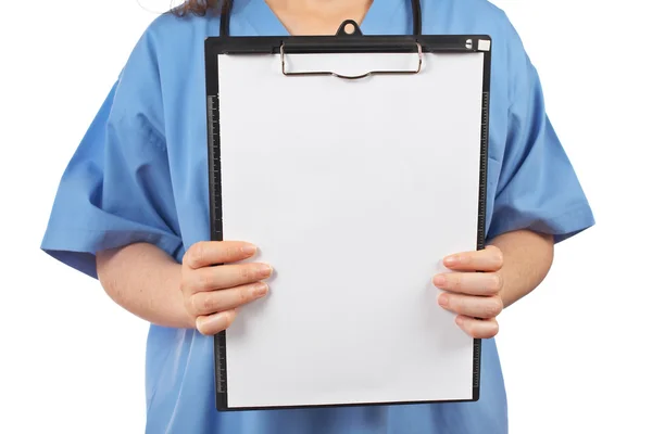 Vrouwelijke arts tonen een Klembord — Stockfoto