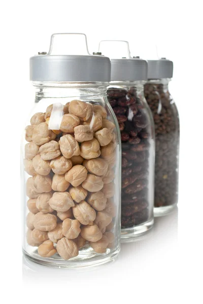 Frascos de vidro de grão de bico, feijão vermelho e lentilhas — Fotografia de Stock