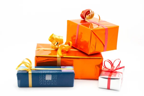 Cuatro cajas de regalo. Fondo blanco Imagen De Stock