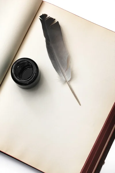 Bottiglia di inchiostro e penna su un vecchio taccuino — Foto Stock