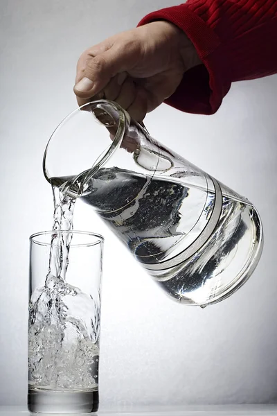Hand gieten van water — Stockfoto