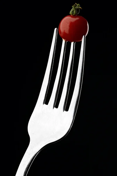 Tomat på en silver gaffel — Stockfoto