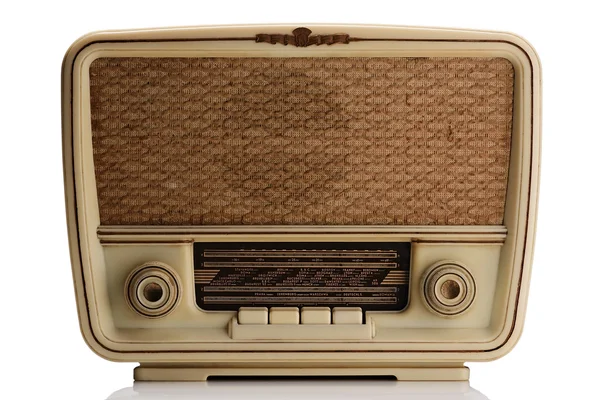 Винтажное радио на белом — стоковое фото