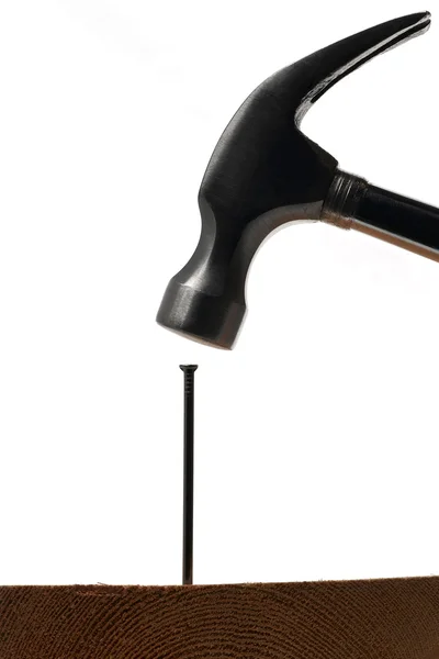 Ein Hammer, der einen Nagel trifft — Stockfoto