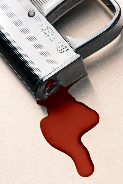 Pistola pequena com a piscina de sangue — Fotografia de Stock