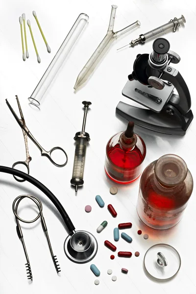 Léky a mikroskop — Stock fotografie