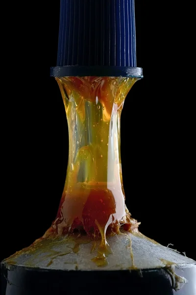 Cola esticada para fora de um tubo — Fotografia de Stock