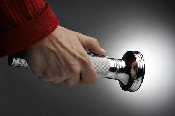 Mão segurando uma lanterna — Fotografia de Stock
