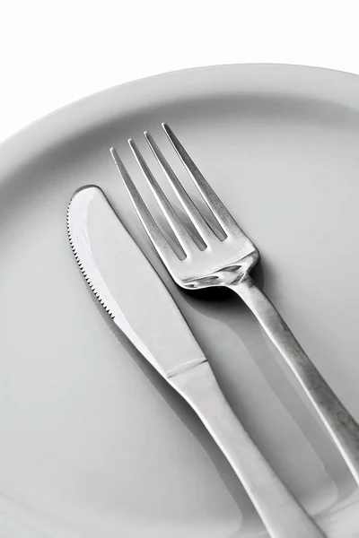 Cuchillo, tenedor y plato blanco —  Fotos de Stock