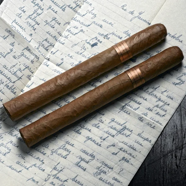 Paar van Cubaanse hand gerold sigaren een brief — Stockfoto
