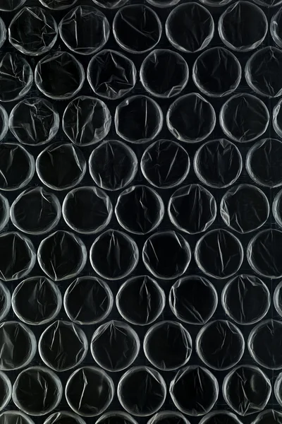 Bubbelplast på svart — Stockfoto