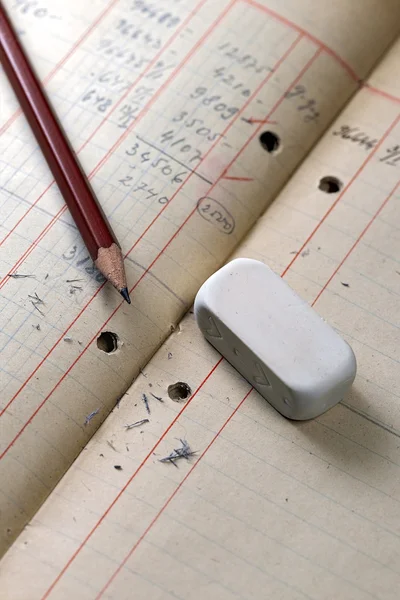 Bleistift mit Radiergummi auf einem Notizbuch lizenzfreie Stockfotos