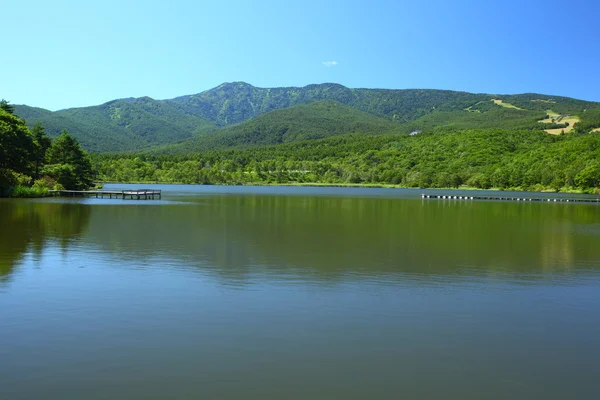 Cielo azul y lago en la montaña — Foto de Stock