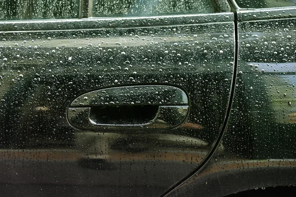 Krople wody na bocznej samochodu — Zdjęcie stockowe