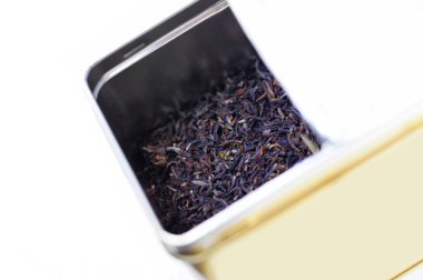 bir kutu içinde aromatik çay