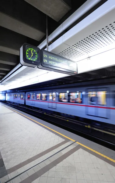 Träna i tunnelbanestation, Wien, Österrike — Stockfoto