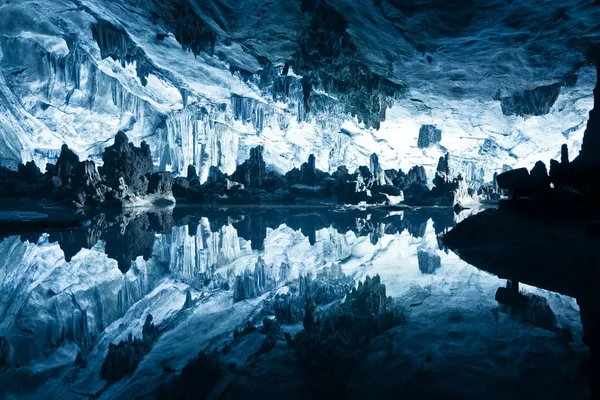 동굴 내부의 호수 스톡 사진