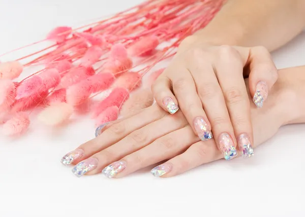 Manicure de brilho e picos de decoração rosa — Fotografia de Stock