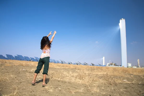 太陽光発電塔を崇拝します。 — ストック写真