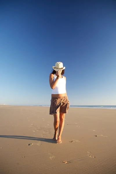 前台女人戴着帽子在海滩散步 — 图库照片