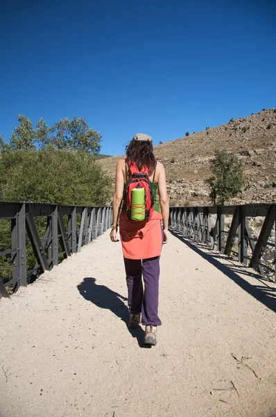 Trekking-Frau auf Brücke — Stockfoto