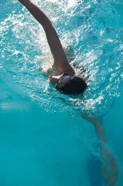 Woman swimming breath — Stock Photo, Image