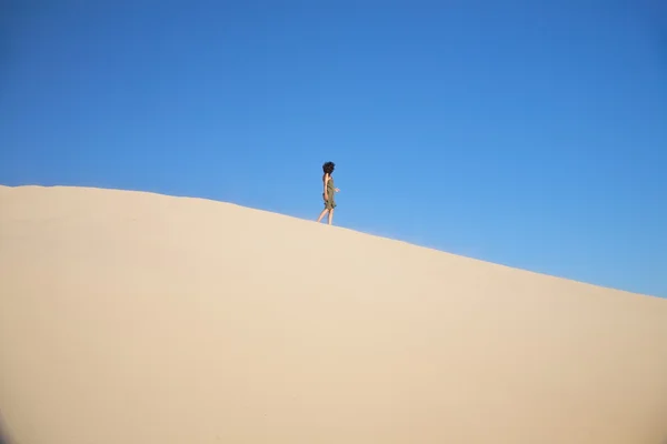 Mulher andando em grande duna de areia — Fotografia de Stock
