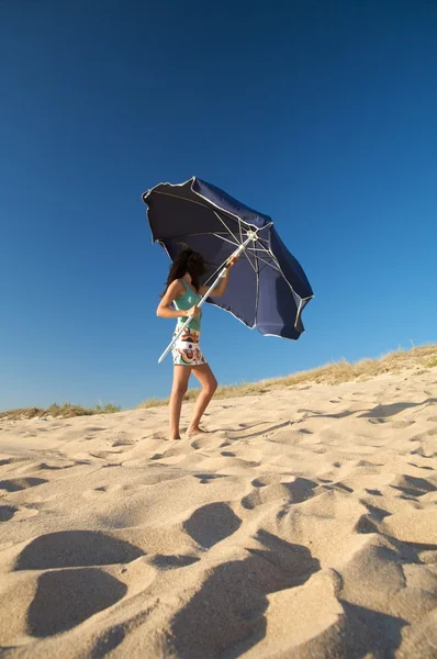 蓝色的阳伞的女人 — 图库照片